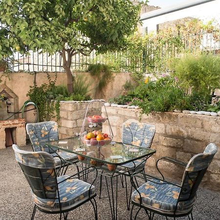 Maisonette With Garden In The Heart Of The Historical Kalamata Center Dış mekan fotoğraf