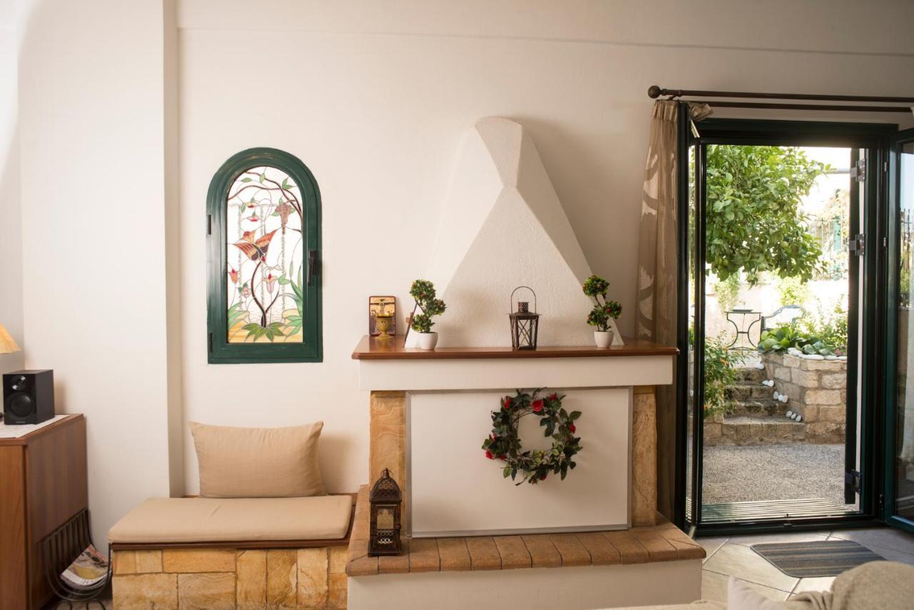 Maisonette With Garden In The Heart Of The Historical Kalamata Center Dış mekan fotoğraf